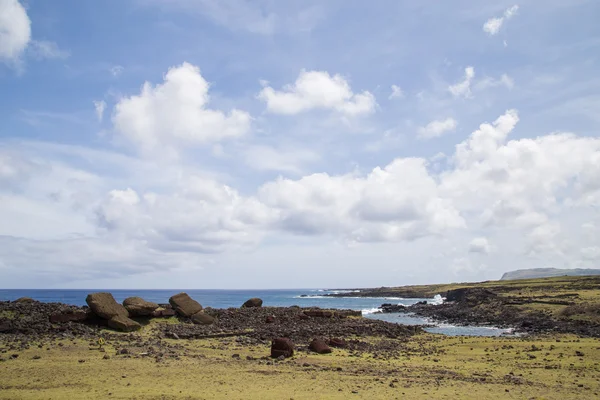 Toppled sobre Moais Akahanga na Ilha de Páscoa — Fotografia de Stock