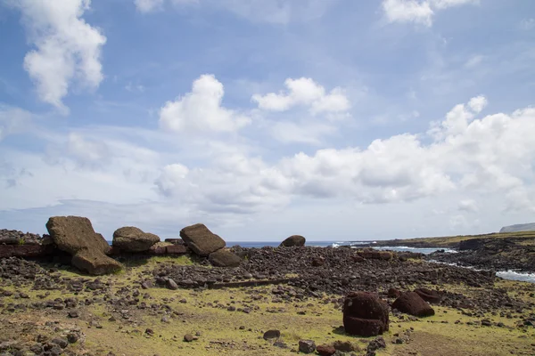 Toppled sobre Moais Akahanga na Ilha de Páscoa — Fotografia de Stock