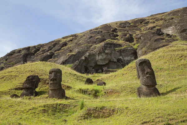 Cantera de piedra Rano Raraku en Isla de Pascua — Foto de Stock