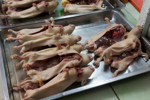 Cerdos de Guinea en el mercado local — Foto de Stock