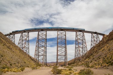 Arjantin Polvorilla Viyadüğü üzerinde sürüş tren