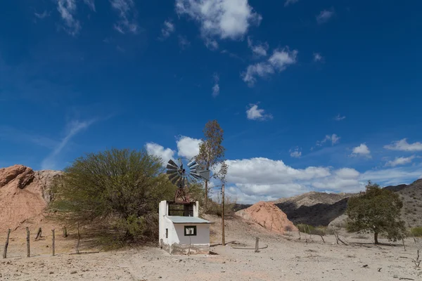 Pequeño molino de viento en ruta 40 en el noroeste argentino . — Foto de Stock