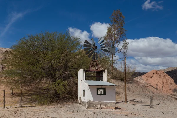 Pequeño molino de viento en ruta 40 en el noroeste argentino . —  Fotos de Stock