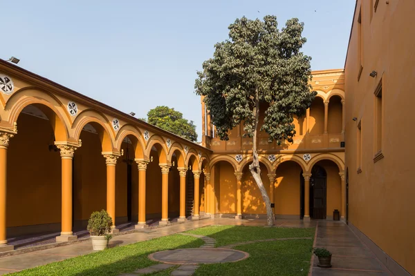 Αυλή του το Convento Σάντο Ντομίνγκο στη Λίμα — Φωτογραφία Αρχείου