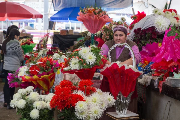Vendedor de flores em Osh Bazaar — Fotografia de Stock