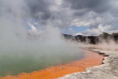 Termal harikalar Wai-O-Tapu şampanya havuzda