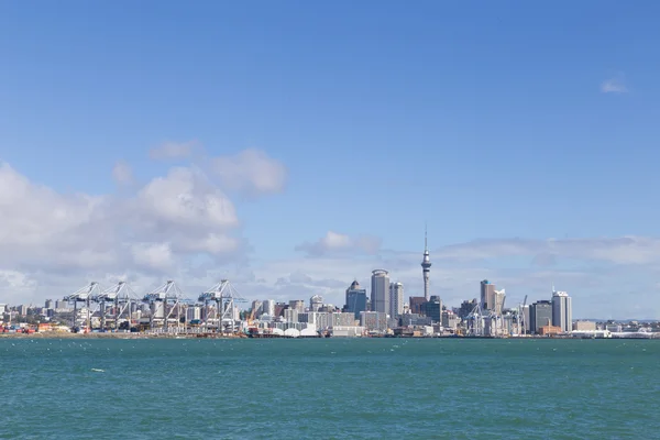 Auckland skyline sett från Devonport — Stockfoto