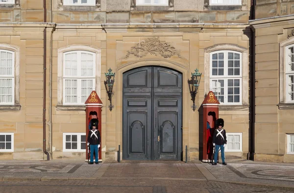 Vakter vid Amalienborg palace i Köpenhamn — Stockfoto