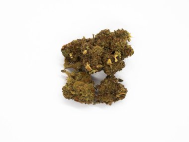 Beyaz arkaplanda marihuana tomurcukları