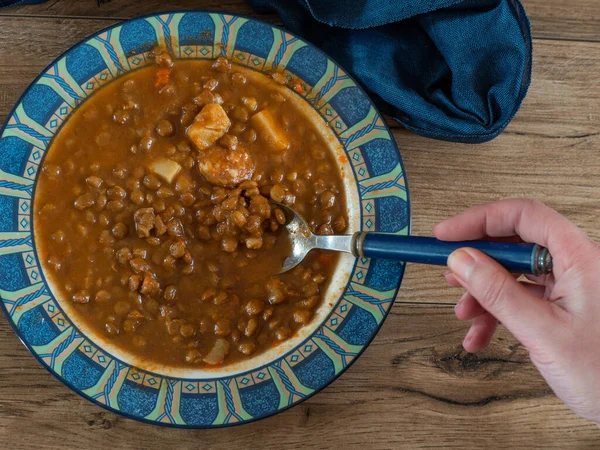 Ahşap bir tabakta mercimek çorbası