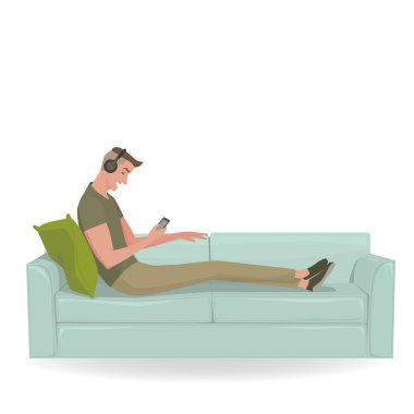 Neşeli genç adam rahatla müzik kulaklık üzerinde onun cep telefonu dinlemek yazarak yeşil bir kanepe. Vectoe resimde sisolated beyaz arka plan üzerinde.