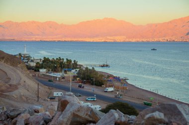 İsrail ve Ürdün arasındaki Kızıl Deniz Koyu manzarası