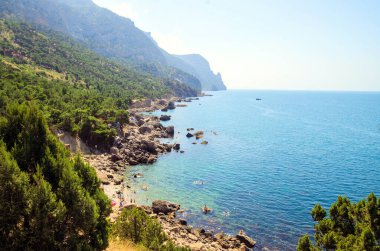 Kırım 'daki dağ kıyısındaki plaj.