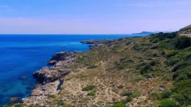 Yunanistan. Rhodes. Deniz kıyısında yukarıda görüntülemek.