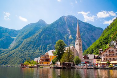 Avusturya. Hallstatt Gölü kıyısında küçük bir kasabada Kilise .