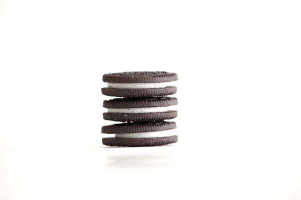 Galletas de chocolate con relleno de crema sobre un fondo blanco . —  Fotos de Stock