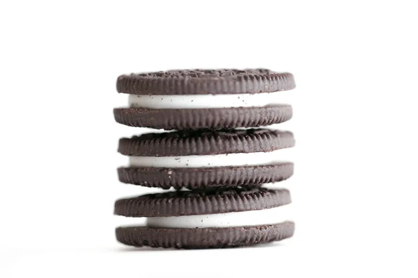 Galletas de chocolate con relleno de crema sobre un fondo blanco . —  Fotos de Stock