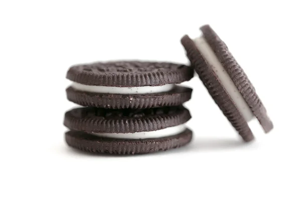 Galletas de chocolate con relleno de crema sobre un fondo blanco . —  Fotos de Stock