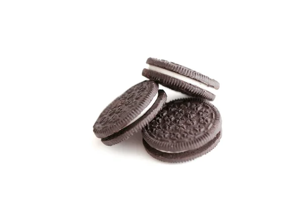 Biscuits au chocolat avec garniture crème sur fond blanc . — Photo