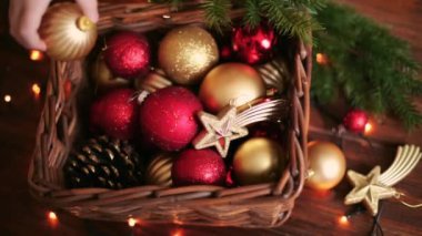 çocuk elinde bir sepet içinde Noel oyuncaklar koparıp