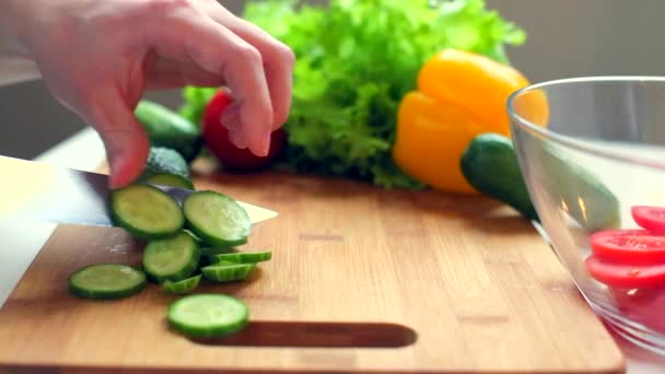 Mannen handen gesneden komkommer — Stockvideo