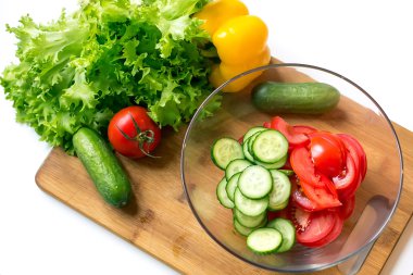 bir ahşap tahta üzerinde taze sebze: domates, salatalık, marul 