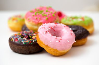 Beyaz bir arka plan üzerinde sprinkles sırlı çörek