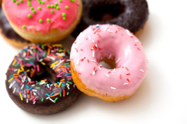 Beyaz bir arka plan üzerinde sprinkles sırlı çörek