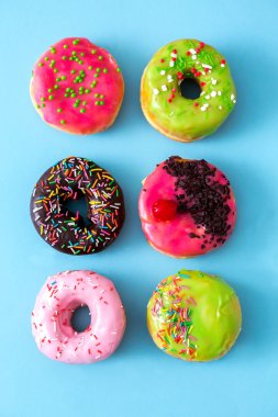 Sprinkles mavi bir arka plan üzerinde sırlı çörek