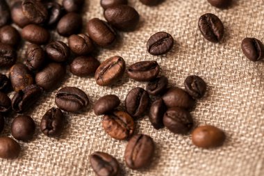 Kahverengi kahve çekirdekleri üzerine kaba kumaş yalan