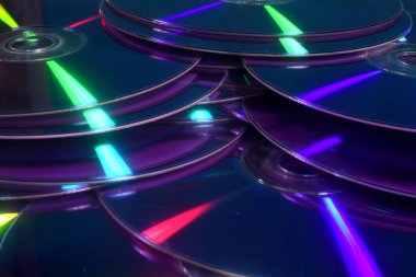 CD 'ler, DVD' ler beyaz arkaplanda