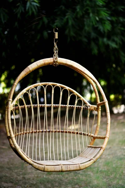 Καρέκλα Πτέρυγα Στον Κήπο Μισό Στρογγυλό Σχήμα Από Λυγαριά Φωτογραφία — Φωτογραφία Αρχείου