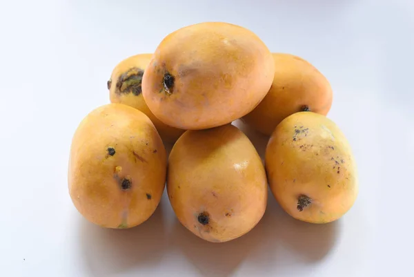 Fruta Amarilla Mango Aislada Sobre Fondo Blanco —  Fotos de Stock