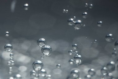 Seçici odak noktası gri ve siyah arkaplanlı su damlaları
