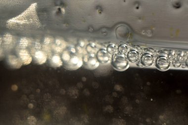 Seçici odak noktası gri ve siyah arkaplanlı su damlaları