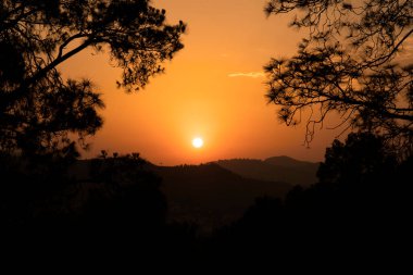 Gün batımları, hayatta beklemeyecek tek şeydir.