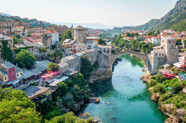 Bosna-Hersek 'in Mostar kentindeki Neretva Nehri üzerindeki eski Köprü, UNESCO Mirası