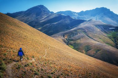 İran, Orta Alborz Dağları 'ndaki Kholeno Massif' te yalnız bir yolcu.