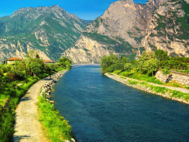 Sarca Nehri, Garda Gölü 'ne akar, Italya