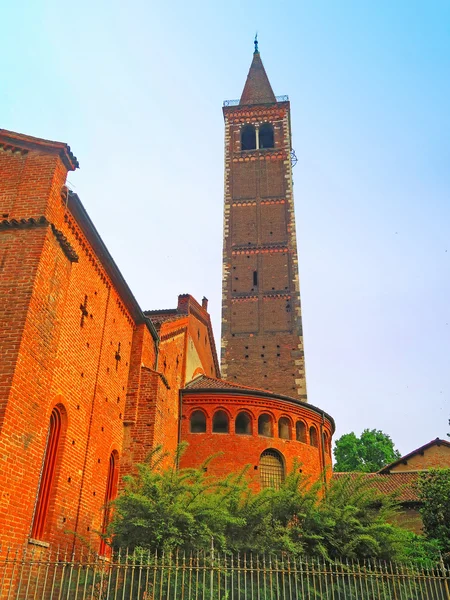 Καμπαναριό του η Βασιλική του Sant'Eustorgio, Μιλάνο, Ιταλία — Φωτογραφία Αρχείου