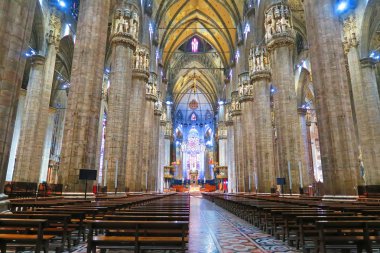 Orta nefin Duomo Milan, İtalya