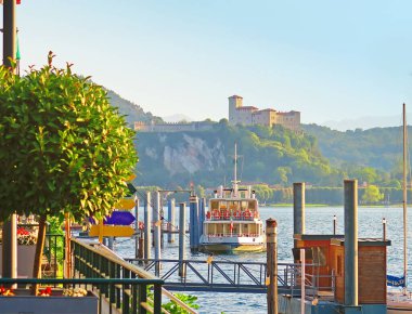 Rocca Borromeo di Angera, Afrika kıtasında bulunan Lago Maggiore eyaletinde yer alan bir şehirdir. Arona gölünün karşısından görülebiliyor..