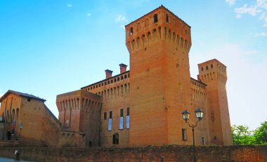 Vignola, İtalya, 19 Eylül 2021. Vignola Şatosu (Rocca), belki Carolingian döneminde inşa edilmiş ancak 1178 yılından beri bilinmektedir; Rönesans döneminde Contrari ailesi tarafından bir ataerkil konuta dönüştürülmüştür.. 