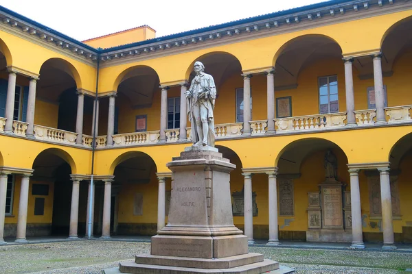 Monumento a Alessandro Volta na Universidade de Pavia, Itália — Fotografia de Stock