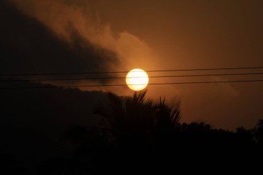 Akustik gitarın basitliğini taklit eden gökyüzü