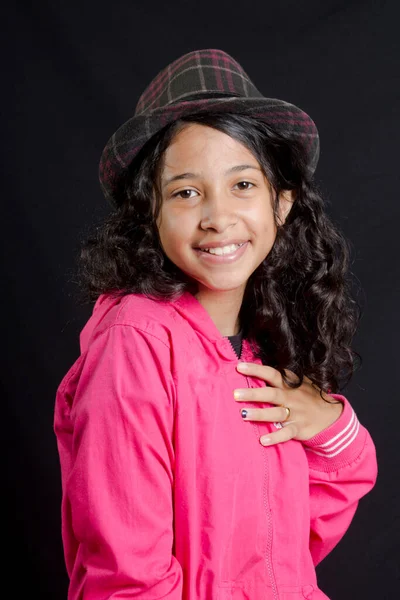 Kudrnaté Vlasy Latinsky Dívka Nosí Klobouk Usmívá Rukou Hrudi Černé — Stock fotografie