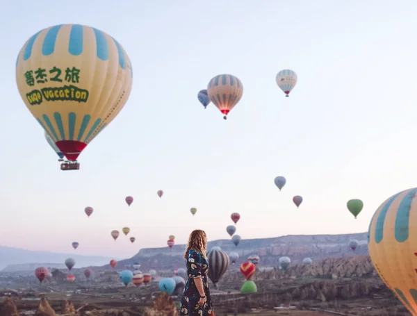 Renkli Elbiseli Güzel Bir Kız Balonların Gün Doğumunda Havalandığı Vadiyi — Stok fotoğraf