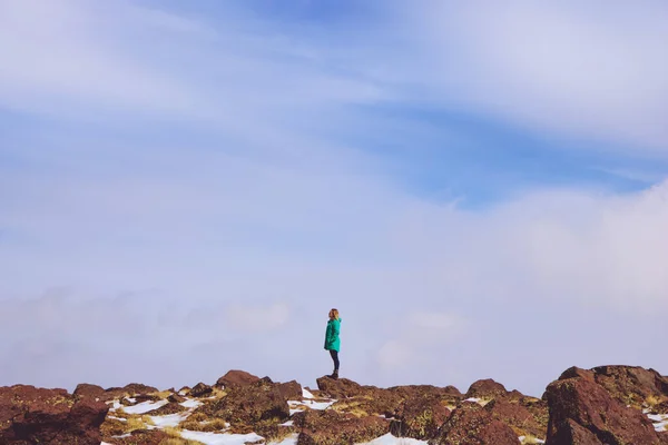 Mavi Gökyüzüne Karşı Kar Kaplı Bir Dağın Tepesinde Parlak Paltolu — Stok fotoğraf
