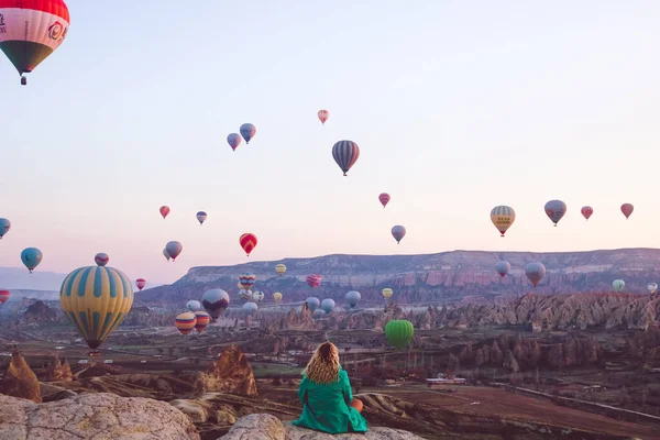 Une Coiffeuse Blonde Regarde Comment Les Ballons Décollent Cappadoce Lever — Photo