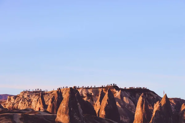 Beaucoup Gens Tiennent Sur Montagne Aube Attendent Que Les Ballons — Photo